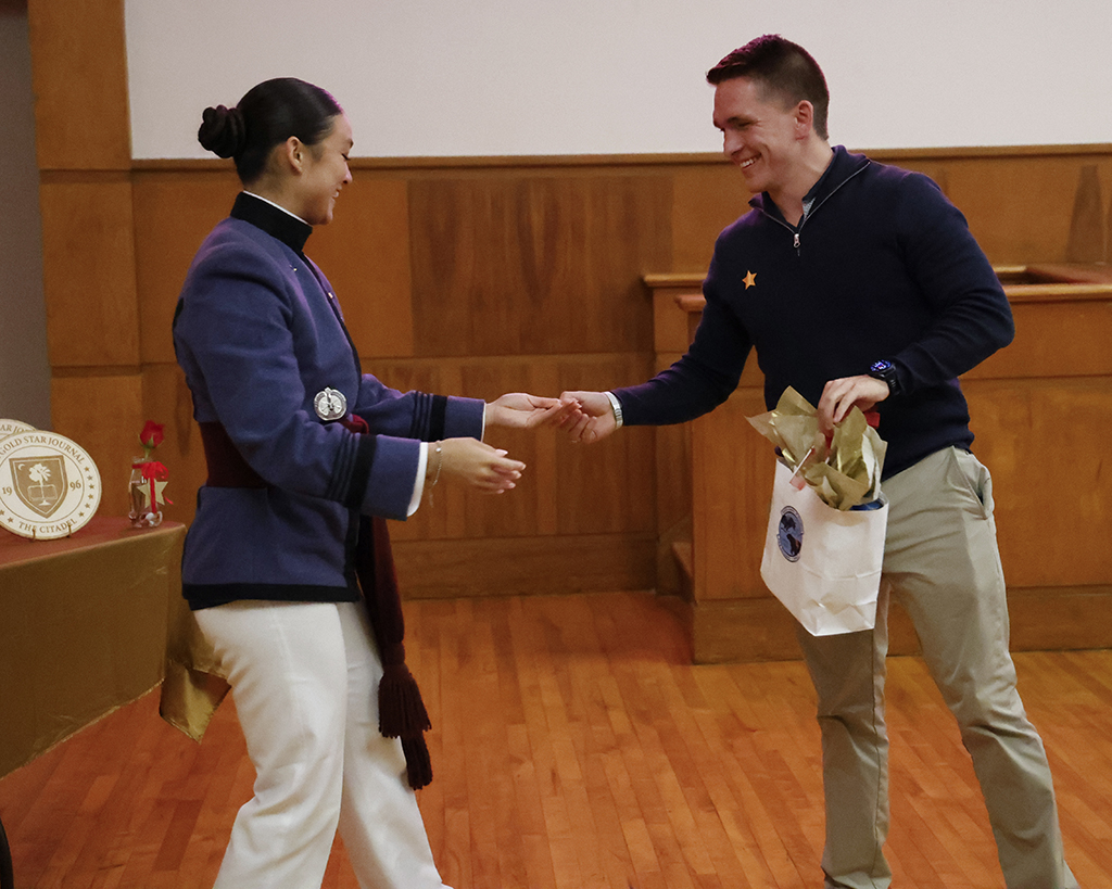 Kajanika Kincaid gives a raffle prize to Ken Galsgaard.