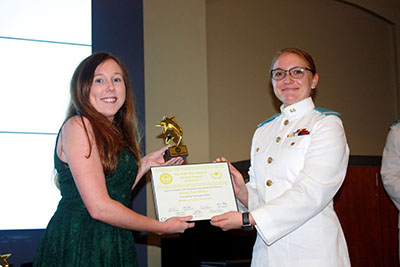 Sierra Morris presenting the Best Graduate Paper Award to Sarah Walker.